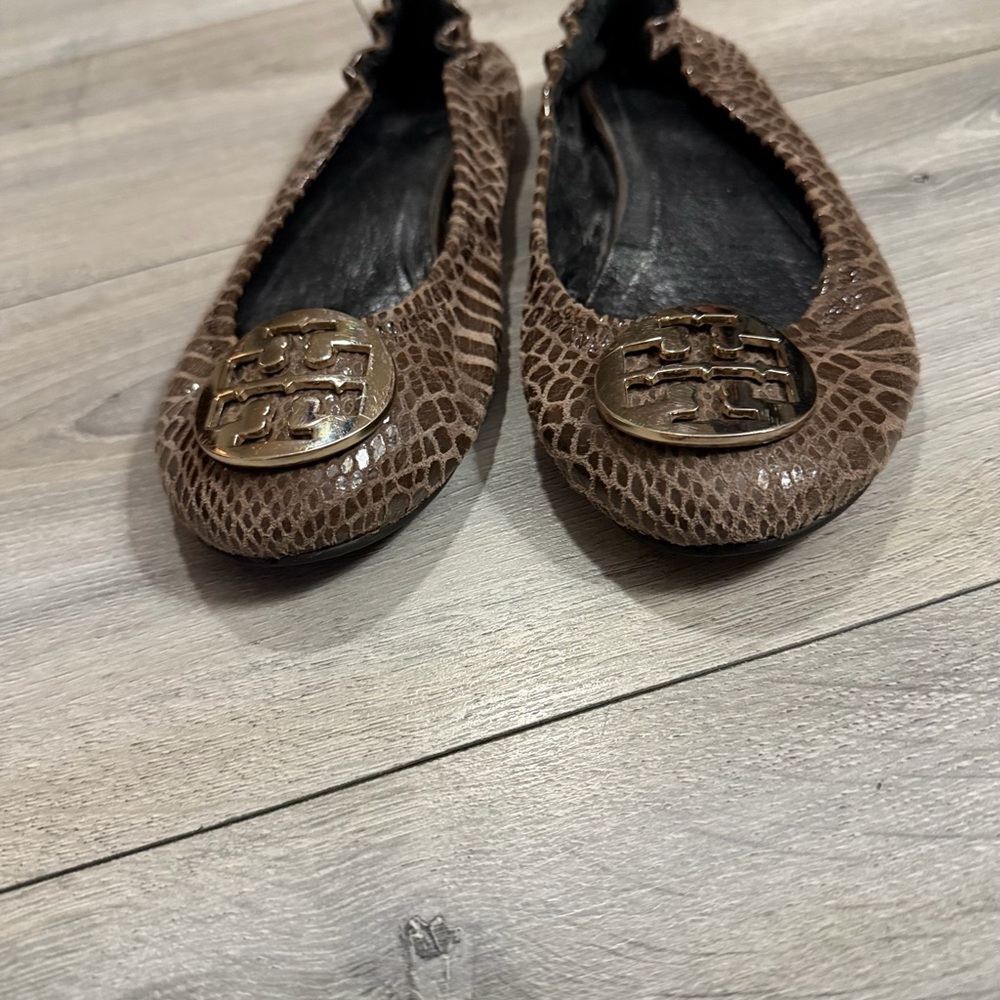 Tory Burch Brown Croc-Embossed Logo Ballet Flats - Picture 3 of 6